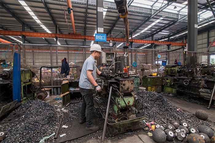 山东网架配件-螺栓球加工车间