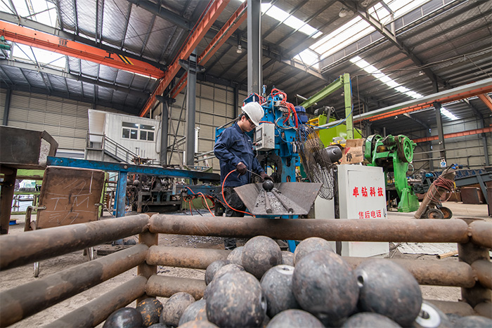 山东网架配件-螺栓球加工车间